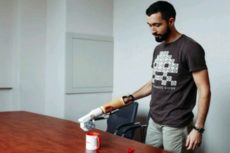 Минский программист создал бюджетный бионический протез руки для своего отца