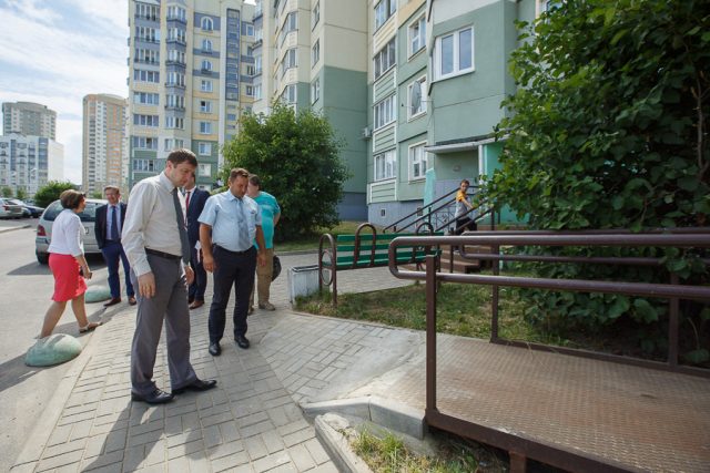Облегчить жизнь инвалидов-колясочников пообещали в администрации Фрунзенского района