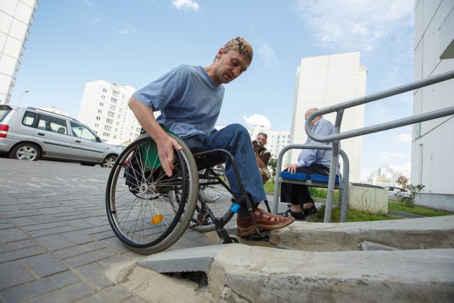 Облегчить жизнь инвалидов-колясочников пообещали в администрации Фрунзенского района