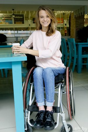 Колясочница Александра Чичикова едет на Miss Wheelchair World