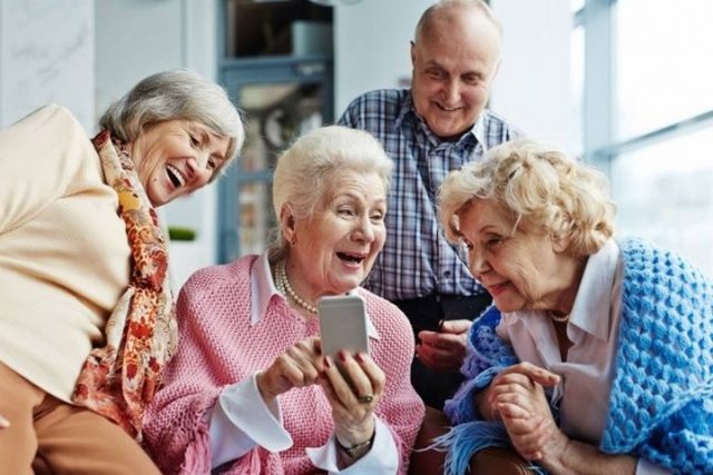 Какие приложения для смартфона будут полезны пенсионеру?