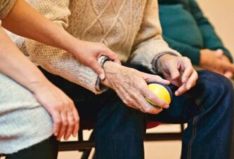 С 1 февраля вырастет пособие по уходу за инвалидом 1-й группы и увеличится «возрастная» доплата к пенсиям инвалидам 1-й группы